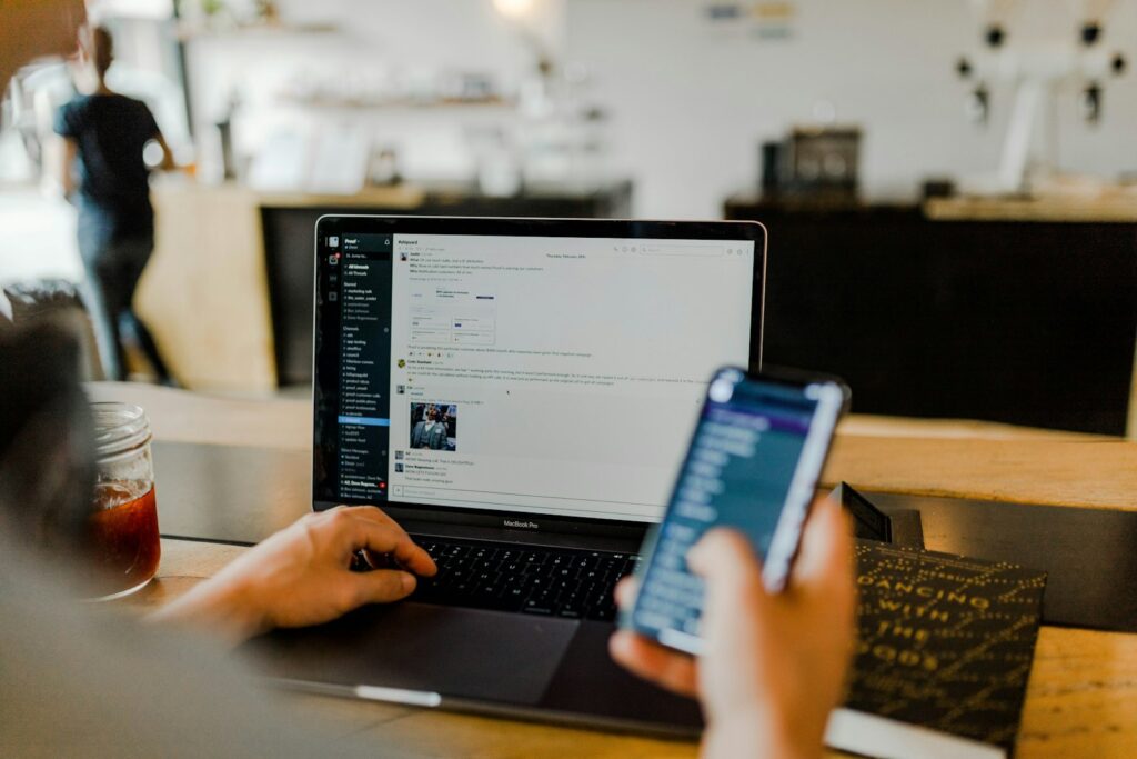 Personalverantwortliche verschickt den Urlaubsverfall Hinweis per E-Mail am Laptop
