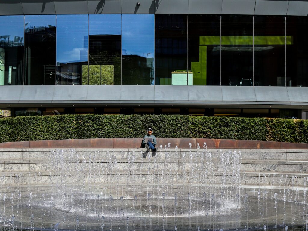 Raucherpause Arbeitszeit: Beschäftigte machen eine kurze Pause vor dem Bürogebäude