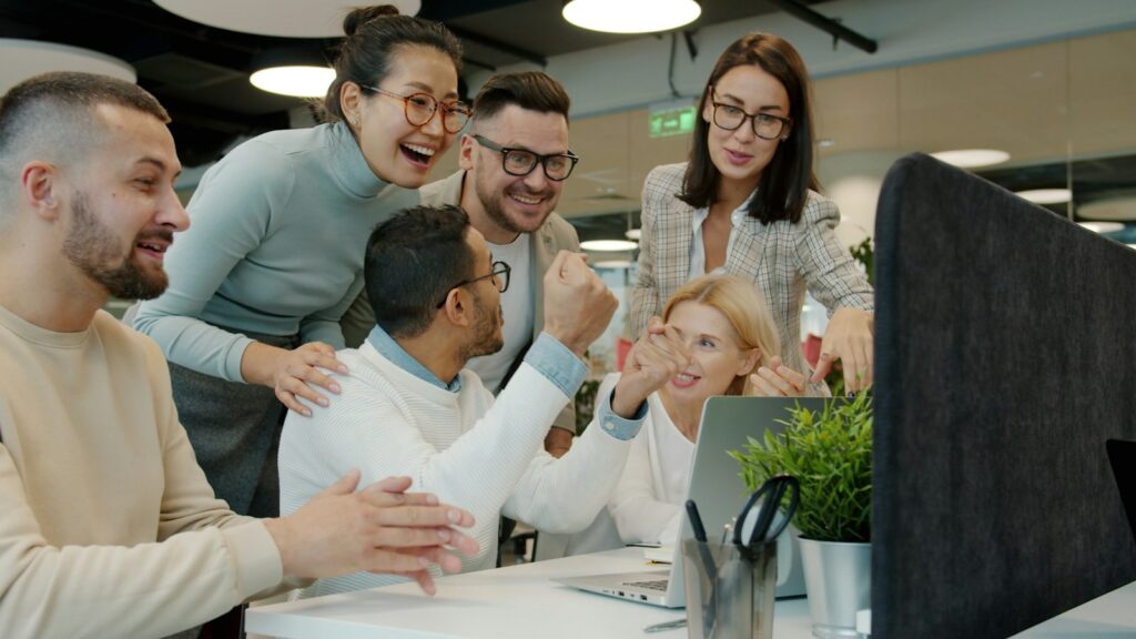 Raucherpause Arbeitszeit regeln: Team bespricht eine neue Pausenregelung im Büro