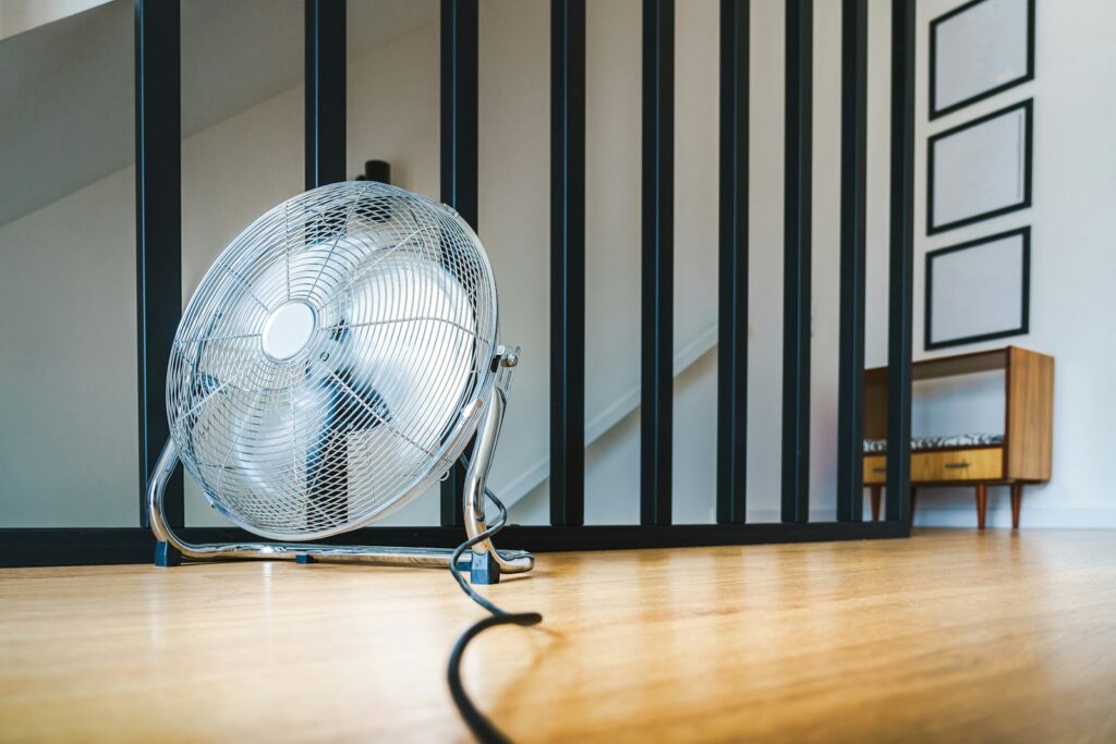 Raumtemperatur am Arbeitsplatz: Thermostat an der Wand eines modernen Büros