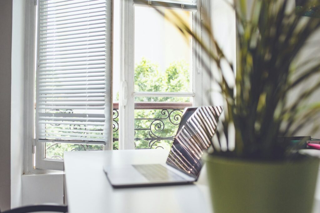 Raumtemperatur am Arbeitsplatz bei Hitze senken: außenliegender Sonnenschutz an Bürofenstern