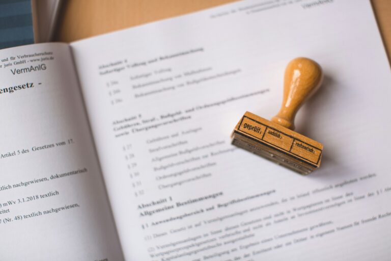 Rechtsform wählen: Gründerteam vergleicht am Besprechungstisch Unterlagen zu Einzelunternehmen, UG und GmbH