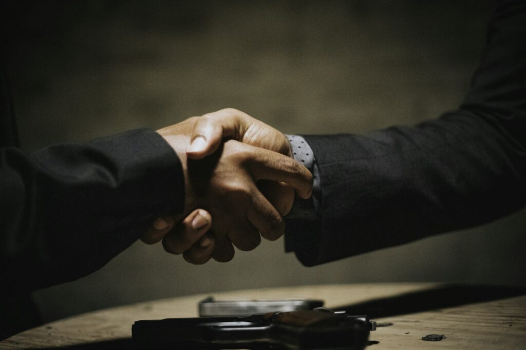 Referenzkunden nennen: Dienstleister und Kundin besiegeln nach erfolgreichem Projekt die Zusammenarbeit