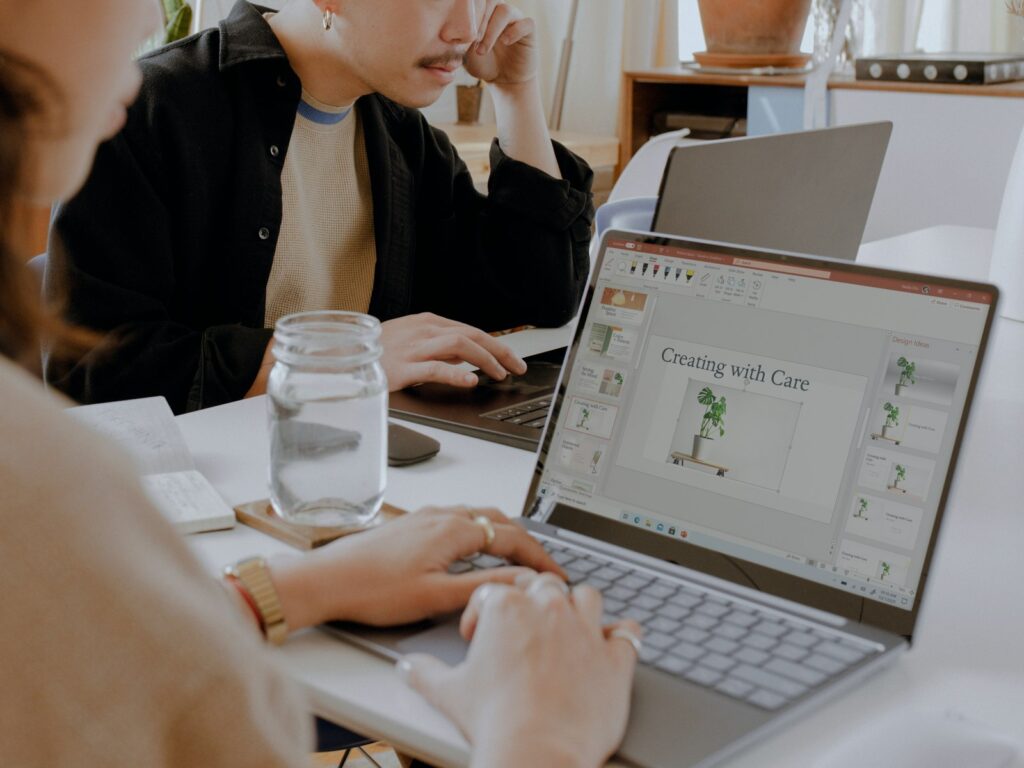 Referenzkunden nennen in der Praxis: Marketingteam bereitet eine Fallstudie für die Website vor