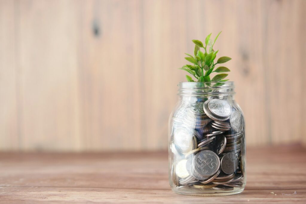 Rentenversicherungspflicht für Selbstständige: Selbstständige prüft Unterlagen zur Rentenversicherung am Schreibtisch