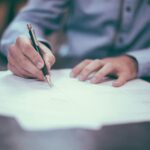 Scheinselbstständigkeit: Freelancer bespricht einen Projektvertrag mit einem Auftraggeber