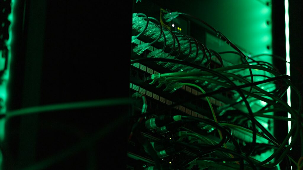 Serverraum mit Netzwerktechnik für den Betrieb einer E-Mail-Adresse mit eigener Domain