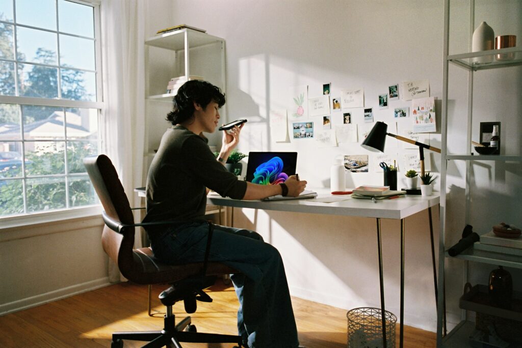Statusfeststellungsverfahren für Freelancer: Selbstständige arbeitet am Laptop im eigenen Büro