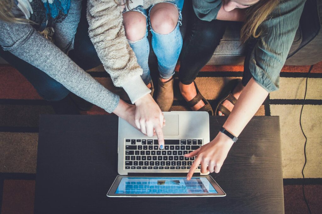 Team prüft einen Onlineshop nach dem Barrierefreiheitsstärkungsgesetz