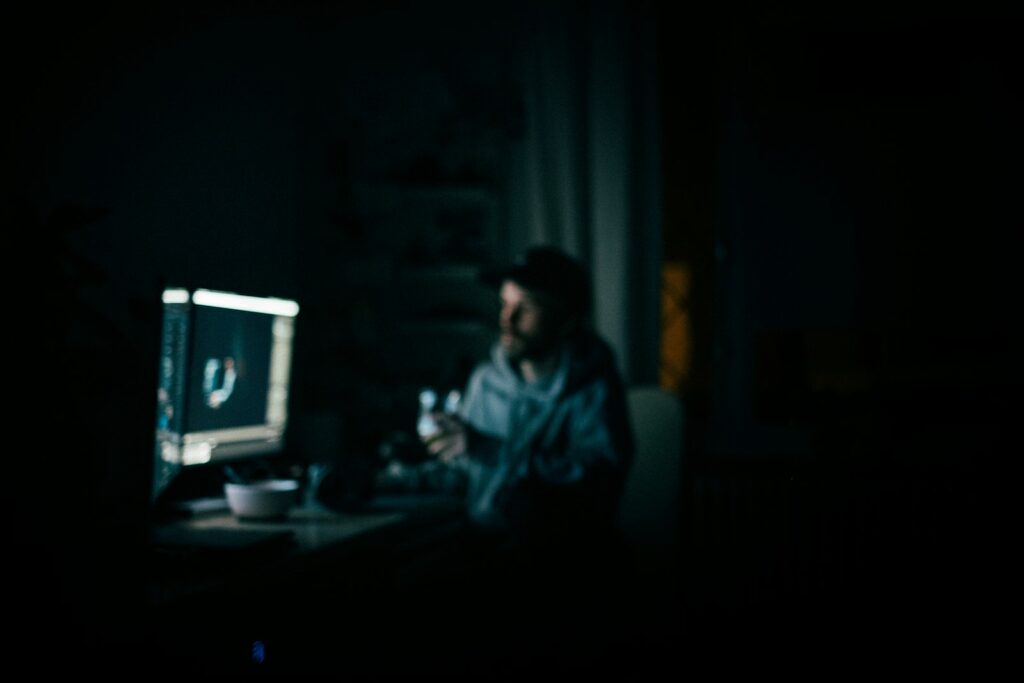 Überstunden abgegolten oder nicht: Mitarbeiter arbeitet abends im Büro