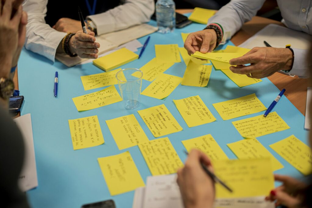 Unternehmenskultur messen: Team wertet Ergebnisse einer Mitarbeiterbefragung im Workshop aus