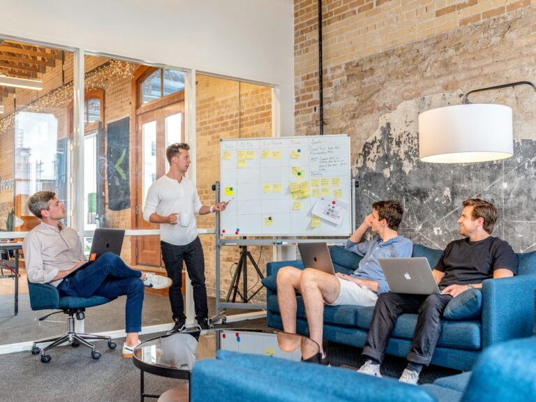 Unternehmensleitbild: Team erarbeitet in einem Workshop gemeinsame Werte an einer Pinnwand