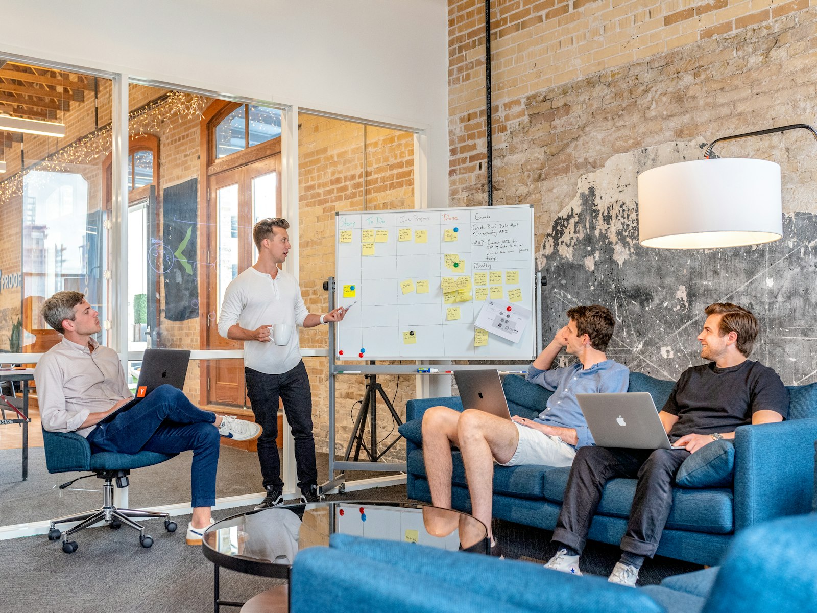 Unternehmensleitbild: Team erarbeitet in einem Workshop gemeinsame Werte an einer Pinnwand