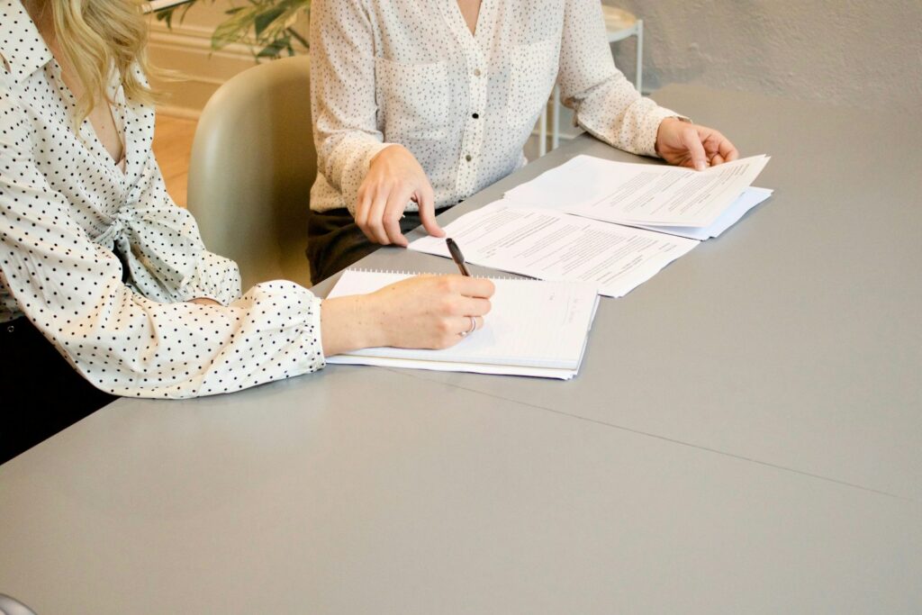 Unternehmensnachfolge: Vertragsunterlagen zur Übergabe eines Familienunternehmens werden unterzeichnet