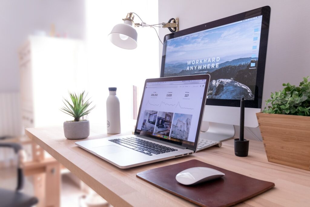 Unternehmenswebsite auf Laptop und Smartphone im modernen Büro