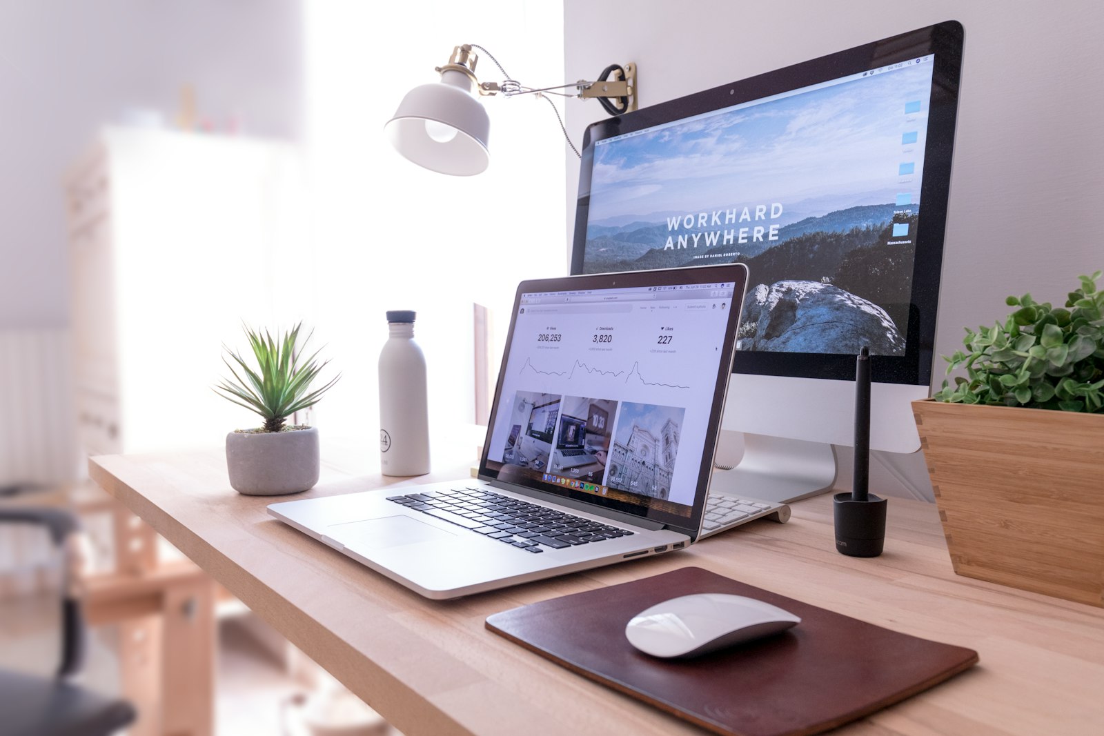 Unternehmenswebsite auf Laptop und Smartphone im modernen Büro
