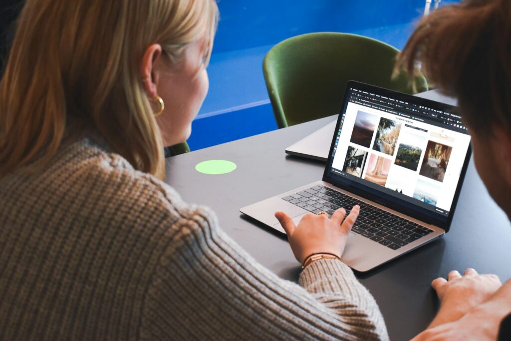 Unternehmenswebsite wird im Büro auf einem Laptop geprüft