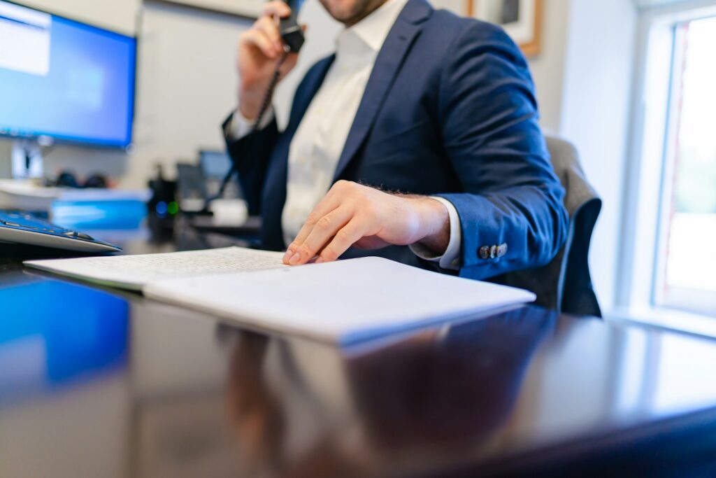Unternehmer formuliert Antrag auf Säumniszuschläge Erlass an das Finanzamt