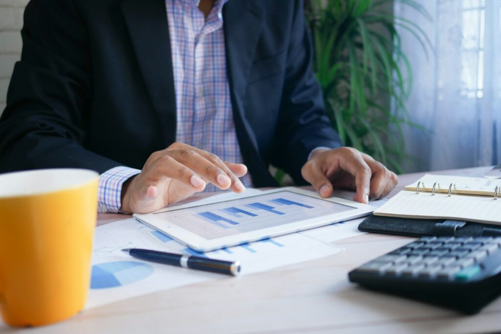 Unternehmer rechnet Steuerschuld durch und bereitet Stundungsantrag Finanzamt vor