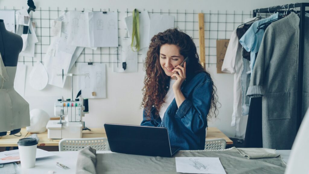 Unternehmerin prüft am Laptop, wie sich der Gewerbesteuer Freibetrag auf ihre Steuerlast auswirkt