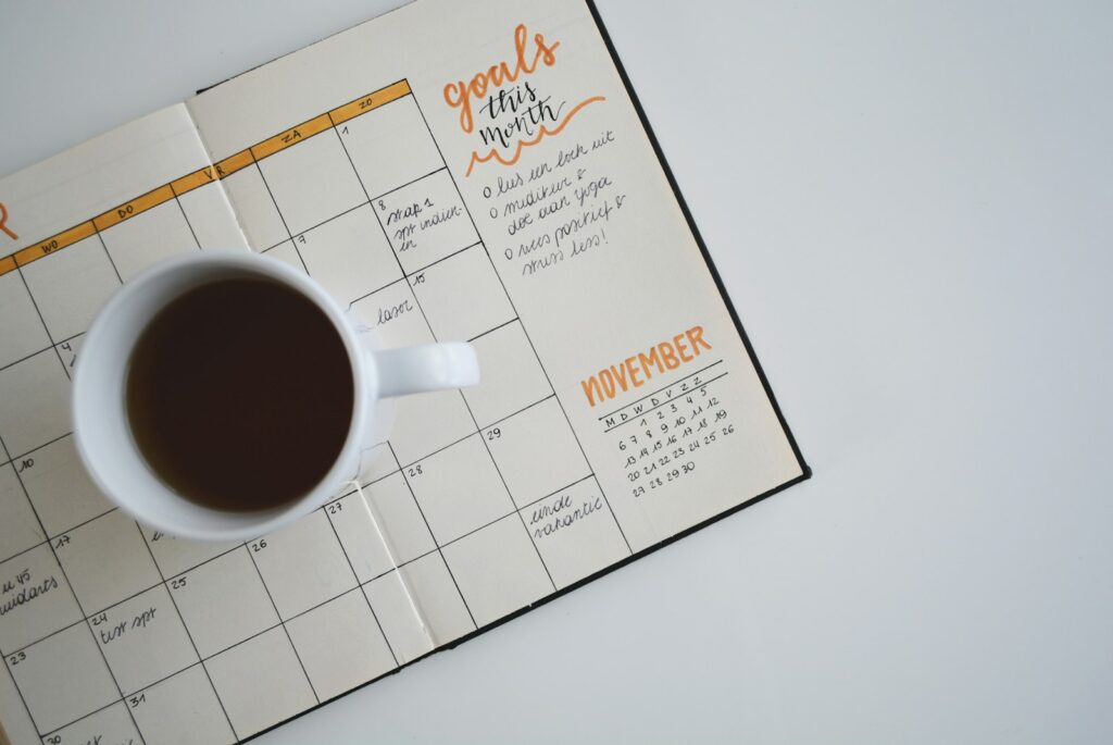 Urlaubsverfall Hinweis: Kalender mit markierten Urlaubstagen auf einem Schreibtisch im Büro