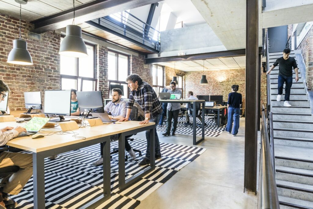Vier-Tage-Woche: Team arbeitet konzentriert in einem modernen Büro im Mittelstand