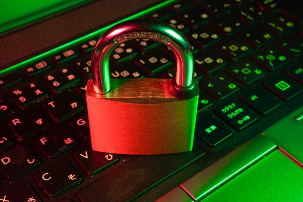Website-Sicherheit: Schloss-Symbol vor Code auf einem Monitor