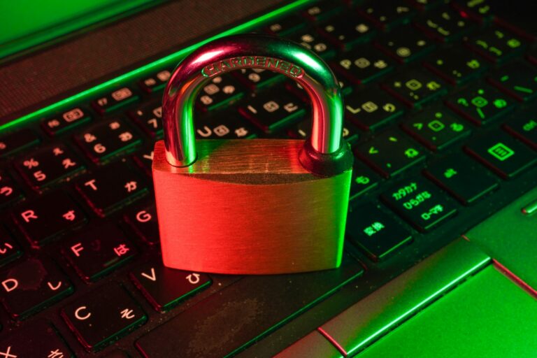 Website-Sicherheit: Schloss-Symbol vor Code auf einem Monitor