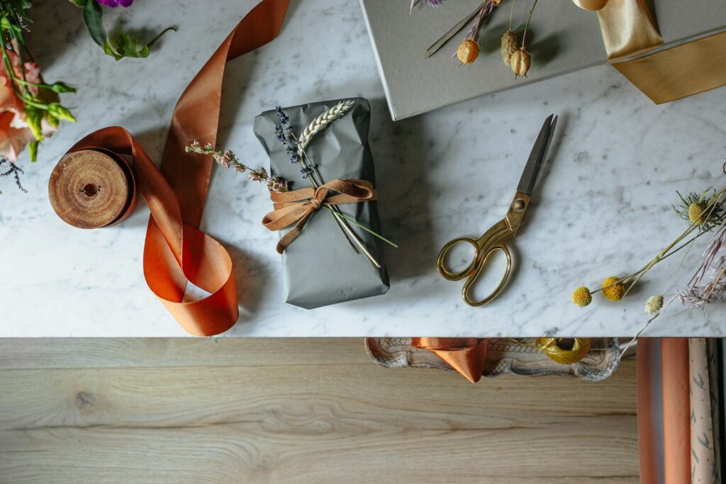 Werbegeschenke steuerlich absetzen: Firmengeschenke werden für den Versand an Kunden verpackt