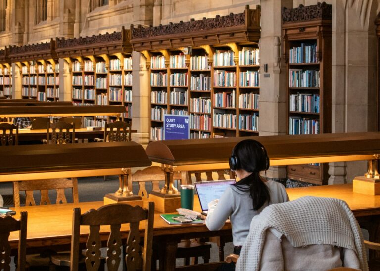 Werkstudent 20-Stunden-Regel: Studentin arbeitet konzentriert im Büro