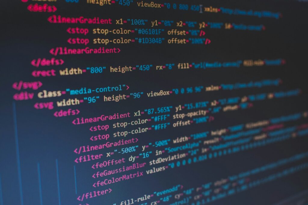 WordPress-Wartungsvertrag: Entwickler aktualisiert eine Unternehmenswebsite am Laptop