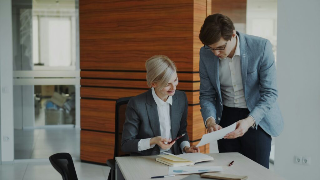 Workation Regelung erstellen: Führungskraft prüft eine Richtlinie im Büro