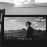 YouTube-Video DSGVO-konform einbinden: Laptop mit Videoplayer auf einer Unternehmenswebsite