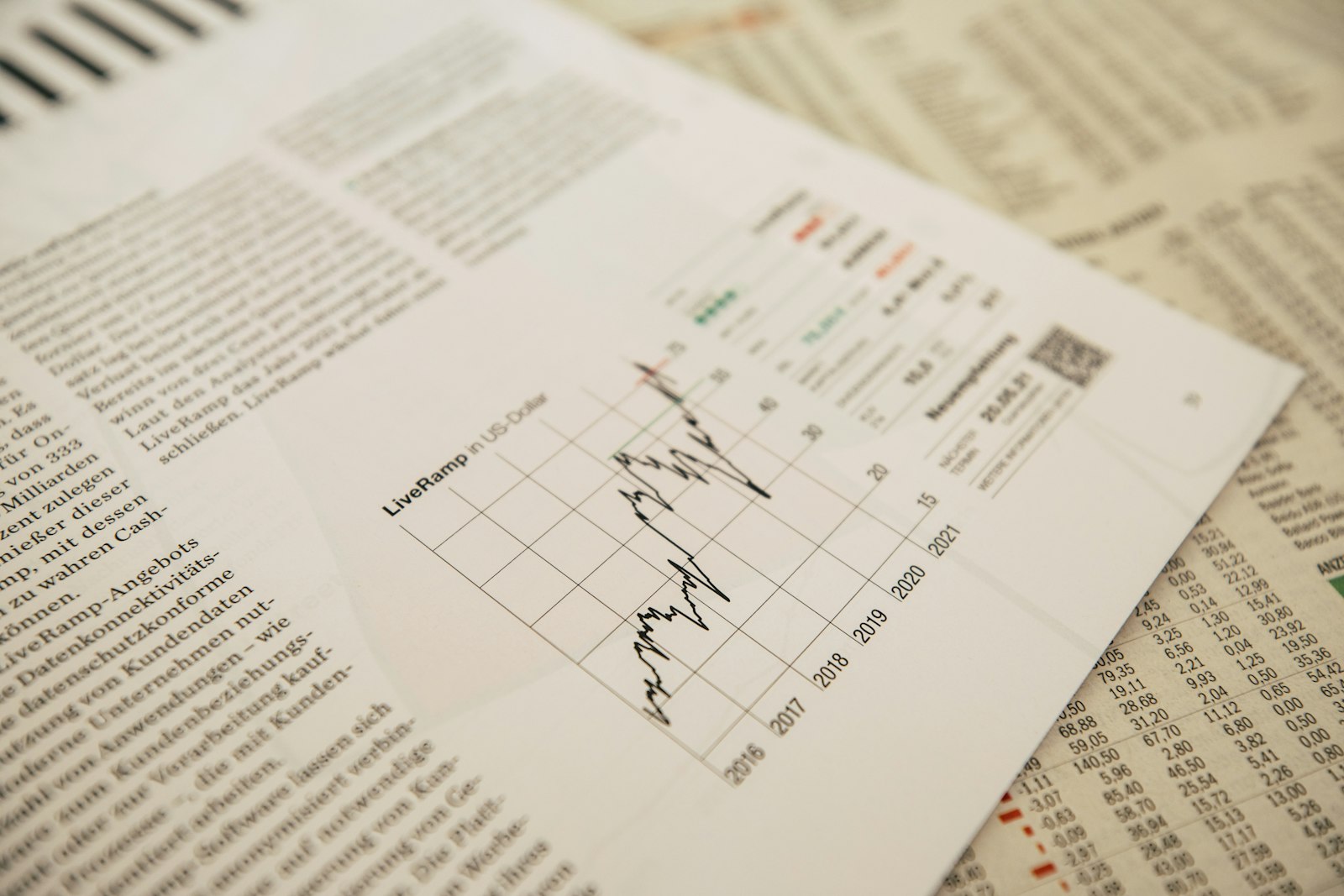 Zinsentwicklung im Blick: Unternehmer analysiert Zins- und Inflationsdaten am Bildschirm